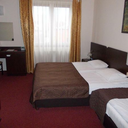 Hotel Pinocy Ledziny Exterior photo