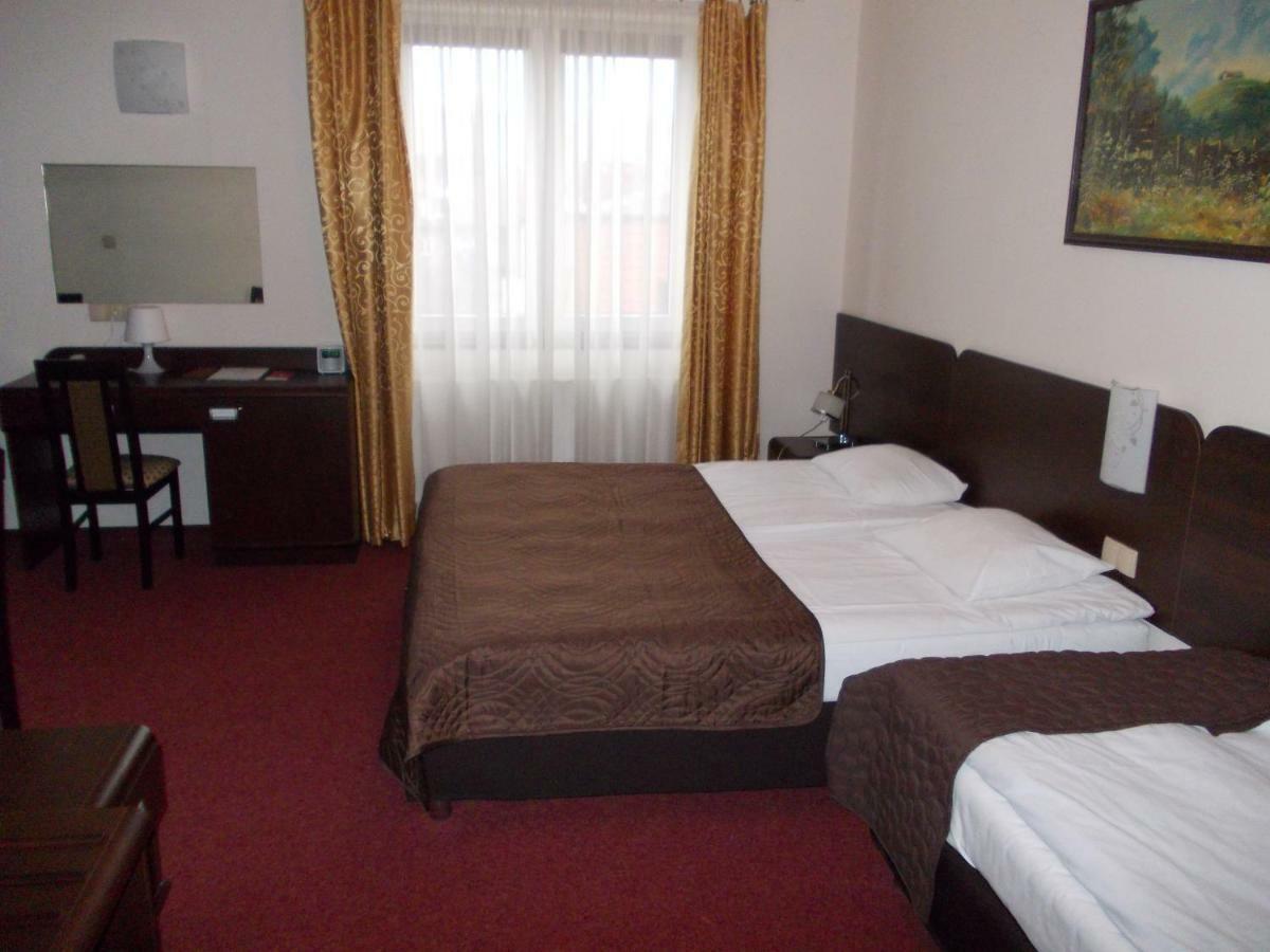 Hotel Pinocy Ledziny Exterior photo
