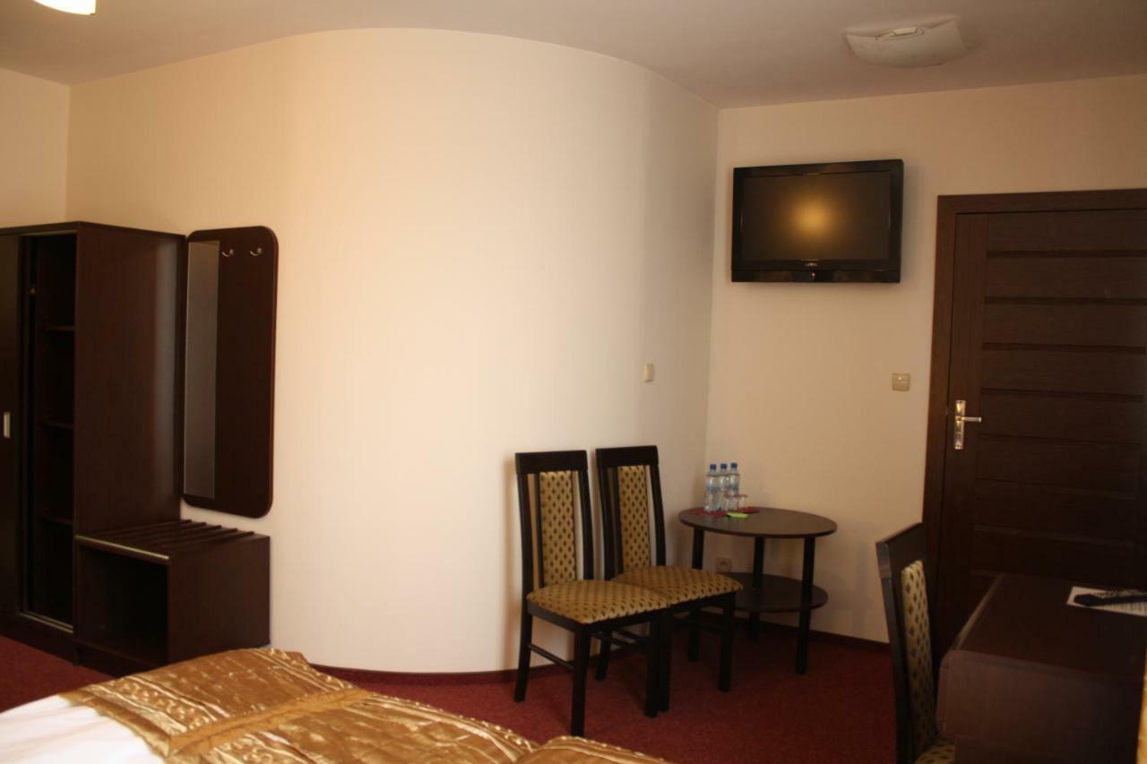 Hotel Pinocy Ledziny Exterior photo