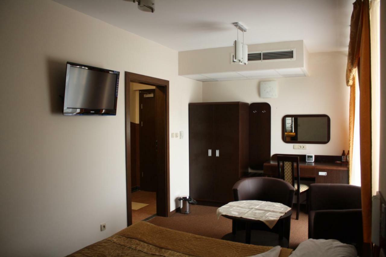 Hotel Pinocy Ledziny Exterior photo