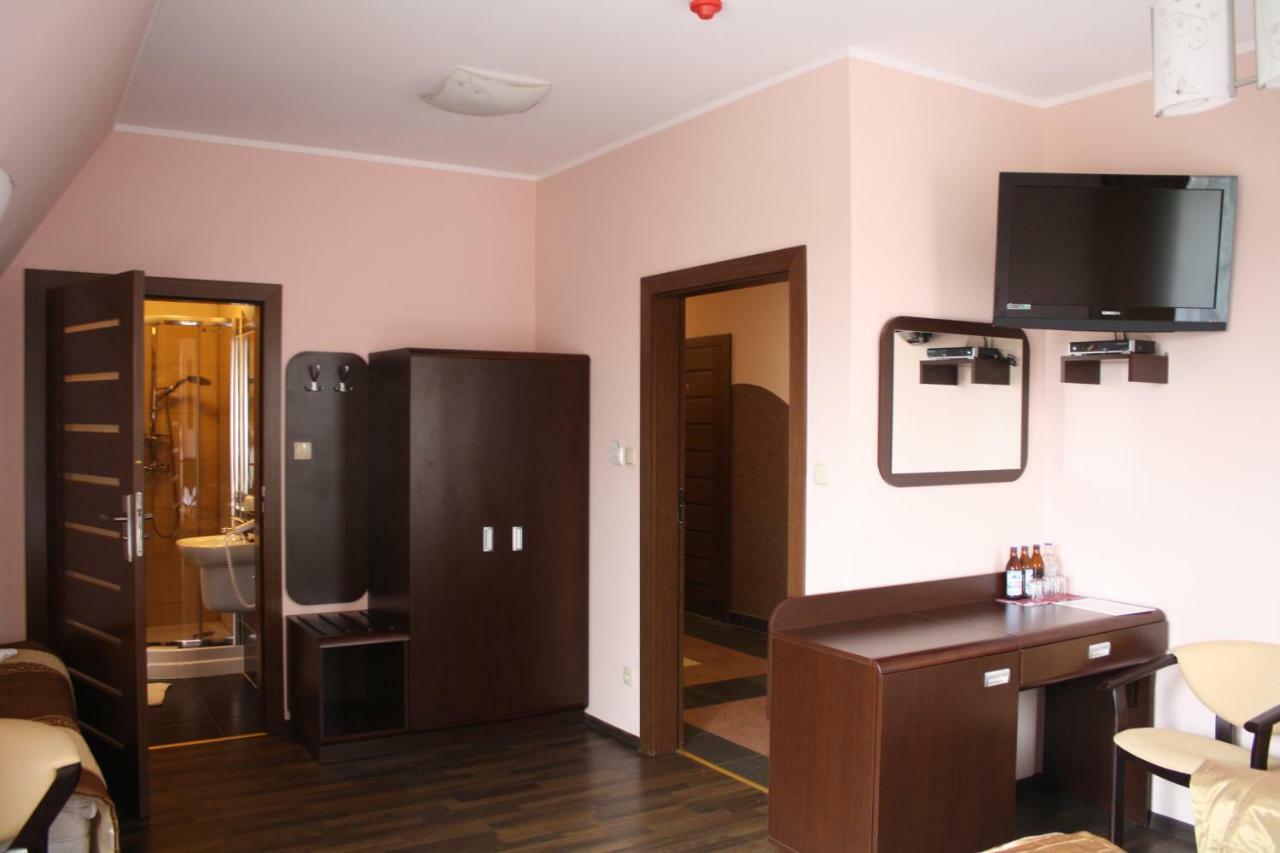 Hotel Pinocy Ledziny Exterior photo