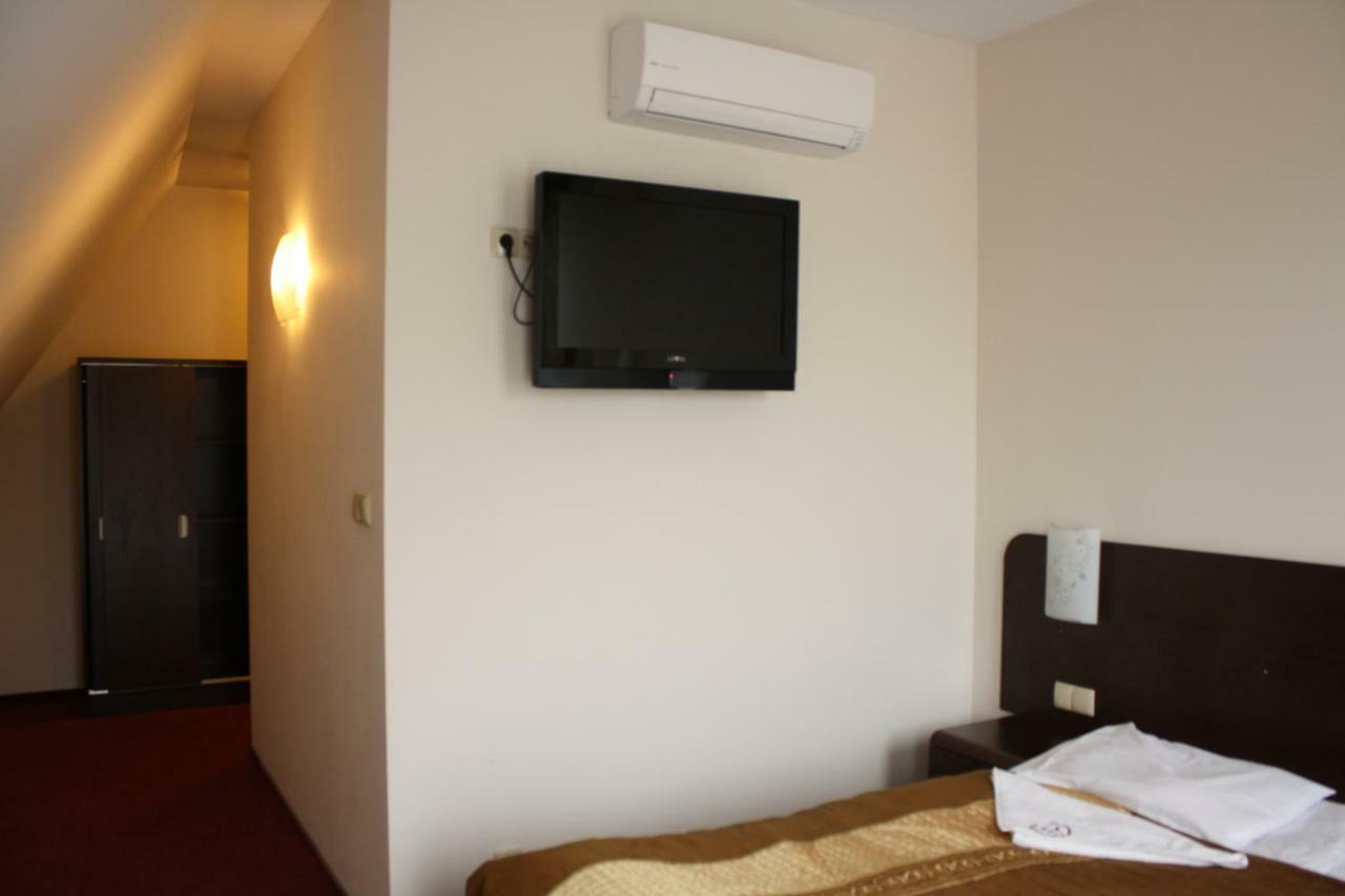 Hotel Pinocy Ledziny Exterior photo