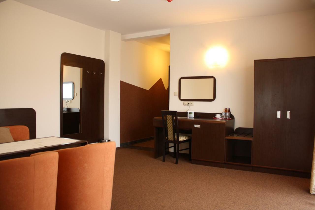 Hotel Pinocy Ledziny Exterior photo